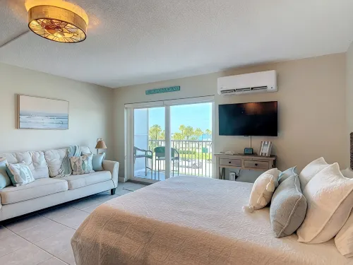 Salty Surfer Beach Getaway studio in New Smyrna Beach - 2-Star