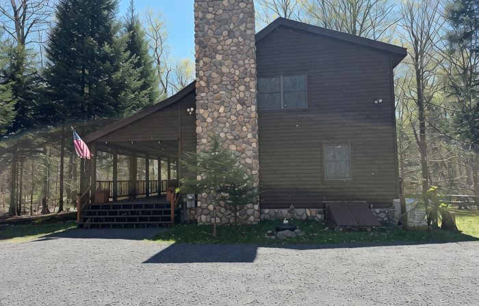 3 Bedroom, 2 Bath Secluded Old Forge Log Cabin