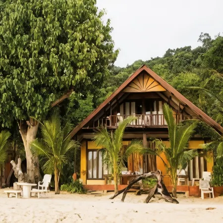 White Sand Beach Resort Отели рядом с достопримечательностью «Бар Sabay»