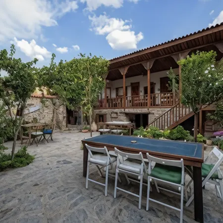 Birgi Hotel Saliha Hanim Tas Konak Отели в г. Йодемиш