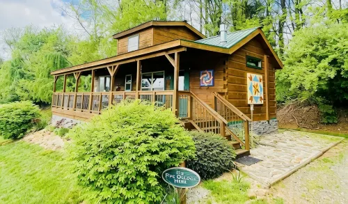 It’s 5 O’Clock Here-Waterfront Cabin w/Hot Tub! Pet Friendly, Blue Ridge Parkway - シャレー