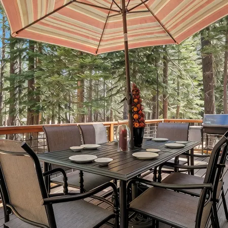 Tahoe Donner Retreat Easy Winter Access Sleeps 8 Near Skiing