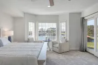 "Hook, Wine, and Sinker" Large 5-bed lakefront villa-pool, hot tub, and courts -  Casas de vacaciones