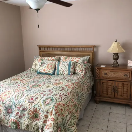 Precious Condo, 3 Blocks to Beach.. Happy Place!