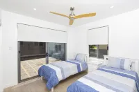 Modern Family Home With Breathtaking Ocean Views! - バルコニー