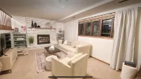 Home Calls the Heart- 10 minutes to Mayo.  Split-level home with fenced-in yard. - บังกะโล