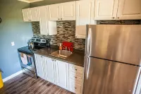 The Pines Motel and Cottages - Motels