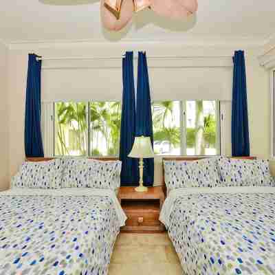 Beachfront Oversized 1 Bedroom Condo, Playa Turquesa Rooms