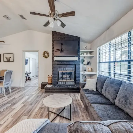 7 Bed Home / Mins to Wineries / Walk to Town Square