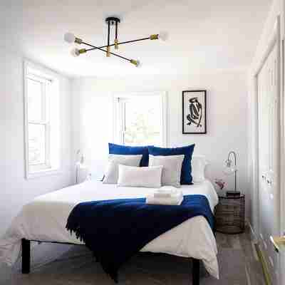 Gorgeous renovated-5 min to Main St-BBQ-Firepit-Free Sandbanks pass-Pac Man game Rooms