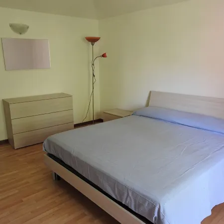 Large duplex apartment sleeps 5, private parking space, in the center