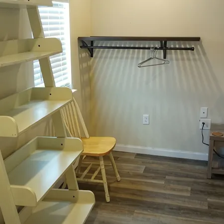 Cute 2-bedroom house. WiFi & handicapped accessible near all Hosp. and colleges.