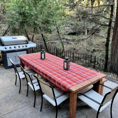 Romantic, Pet-Friendly Cabin. 5-min walk to Lake. 2 BBQ + 2 Decks + Fire Pit/EV