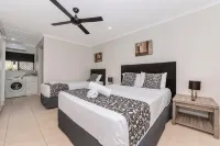 Cascade Motel in Townsville - parking