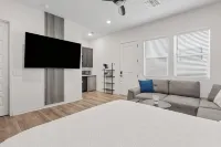 Cozy + Modern Suite by AZ Athletic Grounds! - บังกะโล