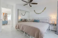 King Suite Steps to Oceanside Beach W/ Private Patio & Grill + Free Parking