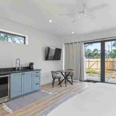 New SPA! Dwntwn DRIP Bluff St Cottage & Guest House! Walk to Food, Bars & Music! Rooms