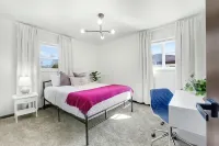 King Bed, Fenced Yard, Parking, TV’s in All Rooms! Near Parks - Kitchenette