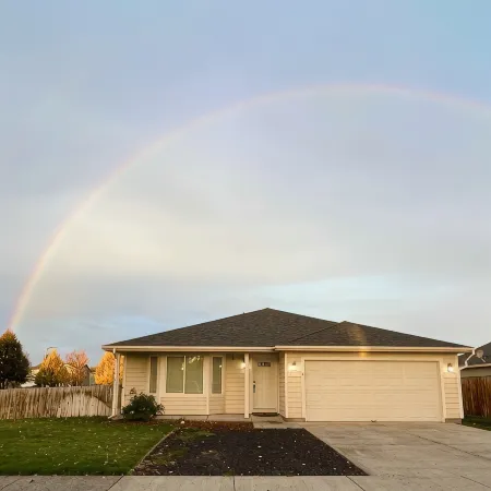 Sunlit Sage House - a peaceful retreat. 3 bed 2 bath bright & clean home