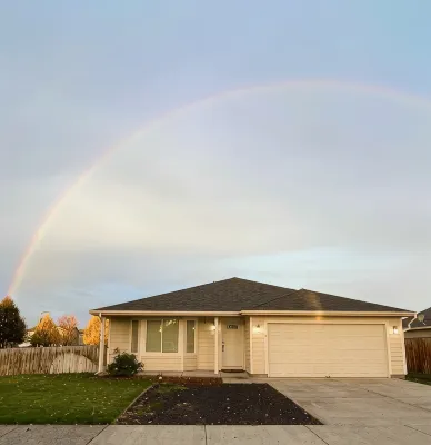 Sunlit Sage House - a peaceful retreat.  3 bed 2 bath bright & clean home - 4-Star