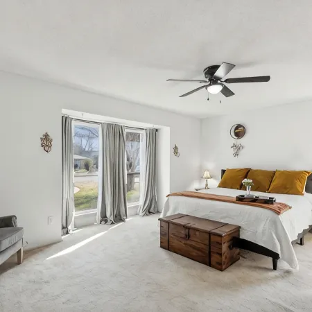 Cozy Pet-Friendly Retreat, Seasonal Pool & Fireplace, Sleeps 10