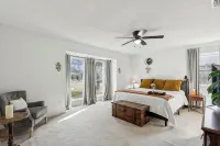 Cozy Pet-Friendly Retreat, Seasonal Pool & Fireplace, Sleeps 10 - Pools