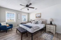ROSELAWN RETREAT: Firepit, Gameroom, Views! Huge Gorgeous home 5 mins to the Ark - 4-Star