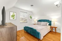 Hot tub, pool, bbq, game room near downtown