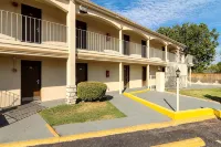Days Inn by Wyndham Market Center Dallas Love Field Hotels near Medieval Times