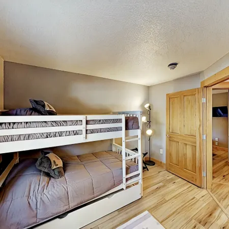 Remodeled 2 Bedroom Downtown Condo sleeps 6!