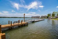 Lakefront Getaway with Stunning Western Views – Sleeps 6! - ジャグジー