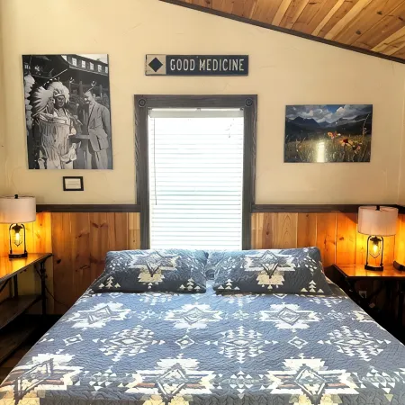 Beautiful Luxury Cabin Near Two Medicine Lake