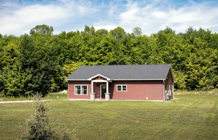 Peaceful 3-bedroom house 8 miles from TC with hot tub and fire pit!