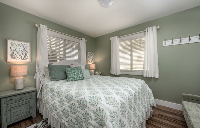 Relax & Unwind at Anna's Place! Stylish interior, gardens + a beautiful patio.