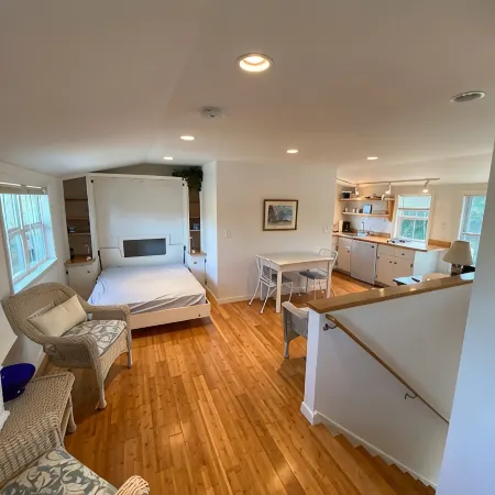 Cozy and bright shoreline studio apartment - walk to beach and row to boat