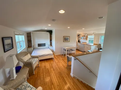 Cozy and bright shoreline studio apartment - walk to beach and row to boat - Wifi