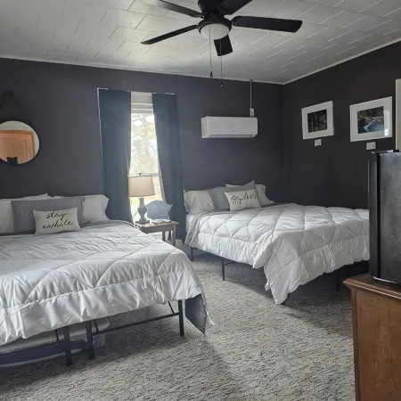 The Cottage Room Has 2 Queen Beds and Private Bathroom Hoteles en Condado de Shannon