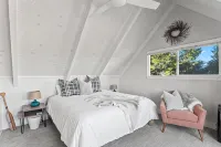 Starry Pines Chalet, Lake Views, Game Room, AC - Gym