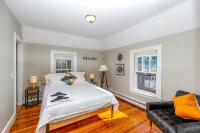 Historic Carriage House Next to Brown/RISD with Free Parking! - Bungalows