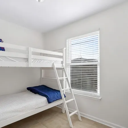 Fun shore bungalow that is walkable to the beach!