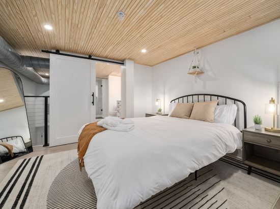 Stylish DT Apartment Loft l Rooftop+Parking+Gym! Sleeps 4