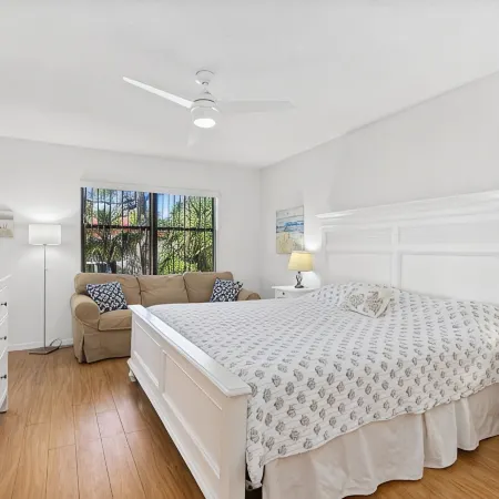 Peaceful Lakeview Condo • 2 Pools • Minutes to Img & Beaches