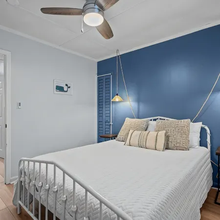 The Coral Door. 2 Bdrm 1 Bath Unit. Sleeps 5. Linens Included!