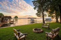 Kick Back and Relax at This  Cozy Lake Front Retreat! - 3-Star