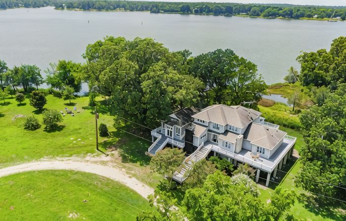 Water front Oasis with pickle-ball court and hot tub