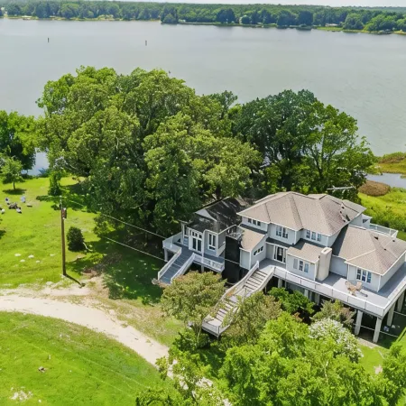 Water front Oasis with pickle-ball court and hot tub