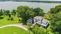 Water front Oasis with pickle-ball court and hot tub - Boutique