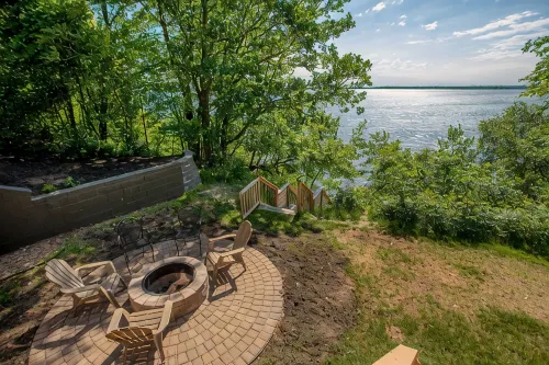 Spectacular Waterfront Gull Lake Cabin and Perfect Location Close to Everything - バルコニー