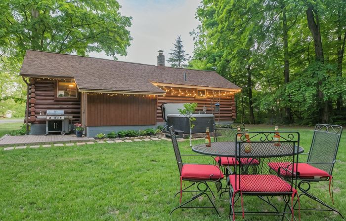 Cute Log Cabin! Boyne Mountain! Hot Tub! Walloon Lake! Fireplace! Beach!