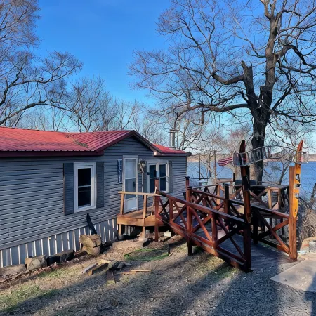 Lake View cottage, secluded, quiet, total remodel, 3 king beds